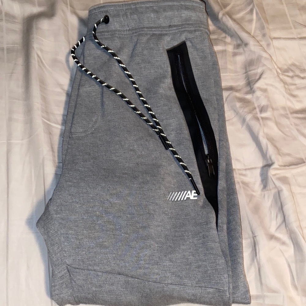 American Eagle Joggers Grey Size Extra Small *STAIN ON LEFT KNEE*